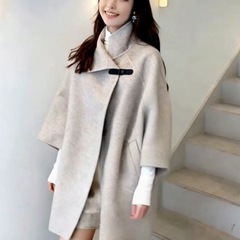 大人かわいいケープコートの画像