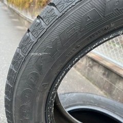 GOODYEAR スタッドレスタイヤ17インチ　ホイル無し4本セットの画像