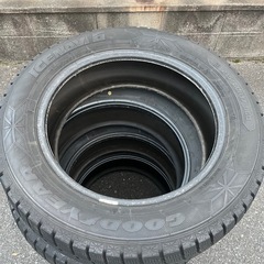 GOODYEAR スタッドレスタイヤ17インチ　ホイル無し4本セットの画像