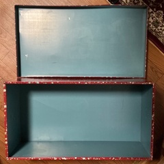 昭和レトロな赤い衣装ケースの画像