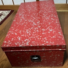 昭和レトロな赤い衣装ケースの画像