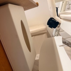 ダイニングテーブルとソファの画像