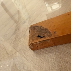 ダイニングテーブルとソファの画像