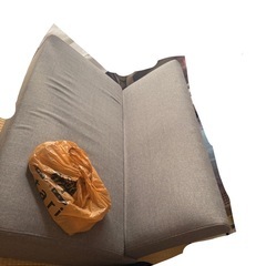 ダイニングテーブルとソファの画像