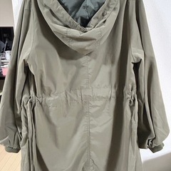 カーキのロングアウター／軽アウター／レディースの画像