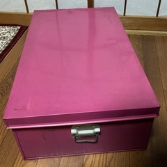 昭和レトロなピンク色のブリキ衣装ケースの画像