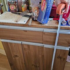 3つのコンパートメントのゴミ箱とキッチンの引き出しの画像