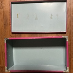 昭和レトロな、ピンク色のブリキ衣装ケースの画像