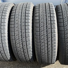 スタッドレスタイヤ4本　アクア　ブリザックVRX2 175/65R15の画像
