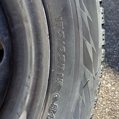 スタッドレスタイヤ4本　アクア　ブリザックVRX2 175/65R15の画像