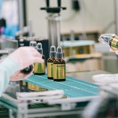 【大阪勤務】化粧品OEMの営業／営業事務／アシスタント（本町徒歩３分）の画像