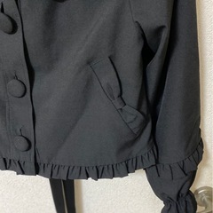 新品 アクシーズファムカワイイ 後ろ編み込みリボン フリルフード付きジャケット 黒 Mの画像