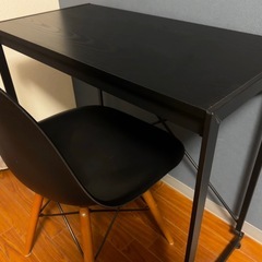 机と椅子の画像