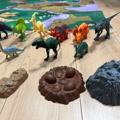 恐竜フィギュア17個、火山、丸太、恐竜たまごとマップセットの画像