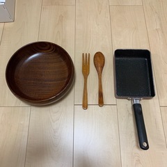 食器（木製皿、スプーン、フォーク）、フライパンセットの画像
