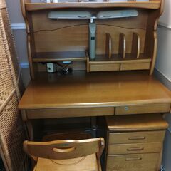 コイズミ学習机・ニトリ昇降椅子の画像
