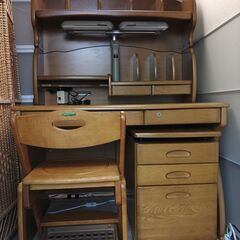 コイズミ学習机・ニトリ昇降椅子の画像