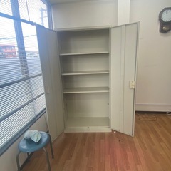 　値下げ　
スチールロッカー、書棚、両開　きれい 鍵2個付き の画像