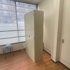 　値下げ　
スチールロッカー、書棚、両開　きれい 鍵2個付き の画像