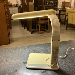 12/25まで店頭商品一部を除き半額クリスマスSALE!!開催中 M2512-065 Aisell タッチ式 インバータデスクライト LT-KD1 卓上 ランプ 照明  通電確認済み キズ汚れ有り の画像