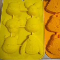 ダイソー Disney ディズニー プチケーキ&チョコれシリコーン型8点セット の画像