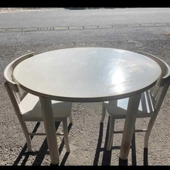 白のダイニングテーブル&チェアーの画像