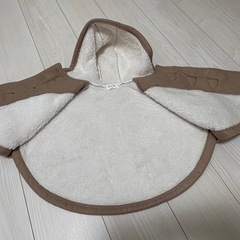 ベージュ フード付きポンチョの画像