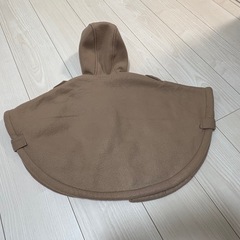 ベージュ フード付きポンチョの画像