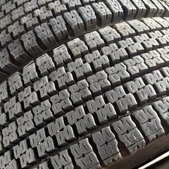 225/80R17.5 4本セット　スタッドレスタイヤ　トーヨータイヤ の画像