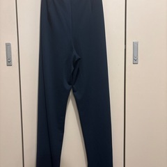 UNIQLOクレープジャージーストレートパンツLの画像