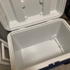 ❤️商談中になりました。断捨離早い者勝ち❤️キャスター式クーラーボックス　大型クーラーボックス　２回使用のみ　訳ありの画像