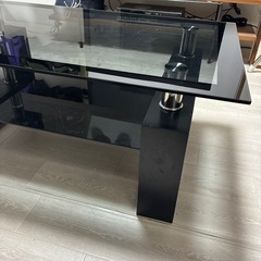 黒のガラスローテーブルの画像
