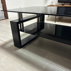 黒のガラスローテーブルの画像