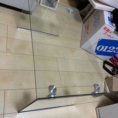 ガラスローテーブルの画像