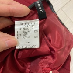 スカート　オフィスコーデ　綺麗めコーデ　ひざ丈スカート 日本製　合成皮革の画像