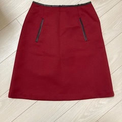 スカート　オフィスコーデ　綺麗めコーデ　ひざ丈スカート 日本製　合成皮革の画像