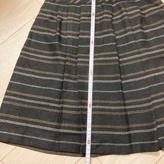 フレアスカート　膝丈スカート　オフィスコーデ　カジュアルコーデの画像