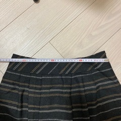 フレアスカート　膝丈スカート　オフィスコーデ　カジュアルコーデの画像
