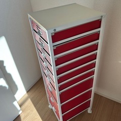 赤いローラー付き引き出しの画像