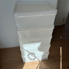 白い収納ボックスの画像