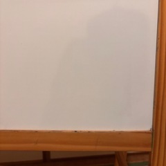 IKEA　イーゼル　木製スタンド式黒板＆ホワイトボード 赤い棚付きの画像