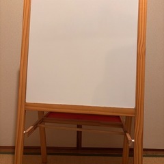 IKEA　イーゼル　木製スタンド式黒板＆ホワイトボード 赤い棚付きの画像