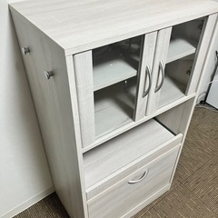 食器棚　ホワイト　2段目コード付きの画像