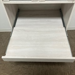 食器棚　ホワイト　2段目コード付きの画像