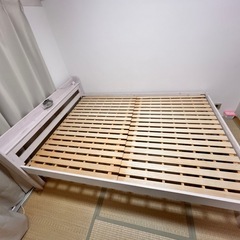 ダブルベッドフレームの画像