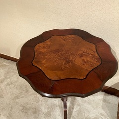 木製のテーブルの画像