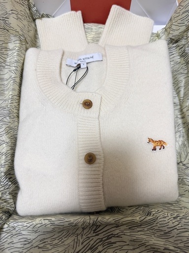 メゾンキツネ　新品
カーディガン