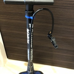 電気自転車の充電器の受け皿、空気入れ、オイルスプレーの画像