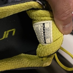 Under Armour ランニングシューズ グレー/レッド/イエローの画像