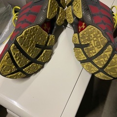 Under Armour ランニングシューズ グレー/レッド/イエローの画像